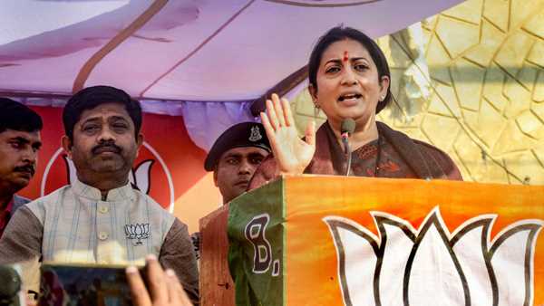 स्मृति ईरानी बोलीं : ये अद्भुत गठबंधन, सवाल करो अखिलेश से तो जवाब देती हैं प्रियंका